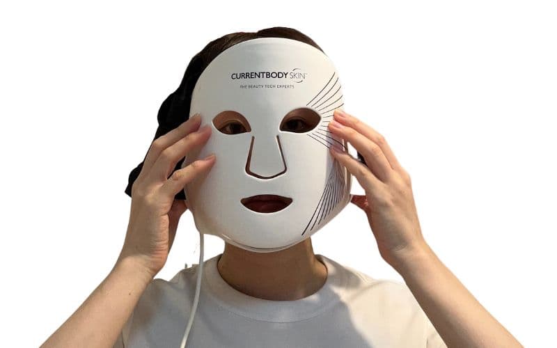 カレントボディLEDマスクの使い方の手順①シリコンマスクを顔にフィットさせる